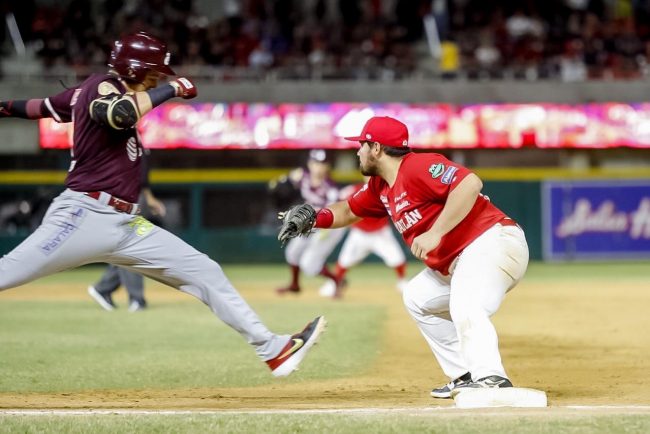 Tomateros de Culiacán vs. Venados de Mazatlán 5o juego serie final, ventaha Tomateros 3-2, 3×2 del 270120 en Mazatlán