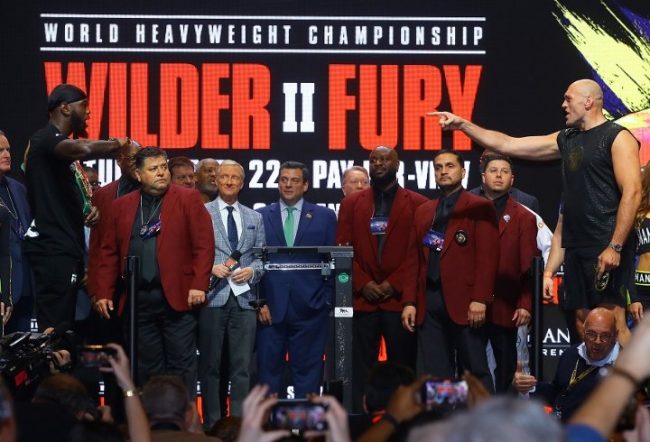 Deontay Wilder pesaje vs. Tyson Fury II del 210220 en MGM Grand de Las Vegas, con Mauricio Sulaimán y Jimmy Lennon