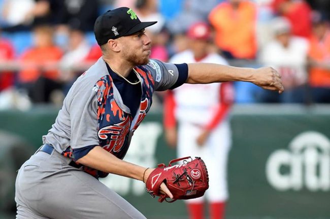 Diablos Rojos del México vs. Tigres de Quintana Roo 1o de la serie, 17×3 7 del 140818 en México, Tyler Alexander, pítcher derrotado