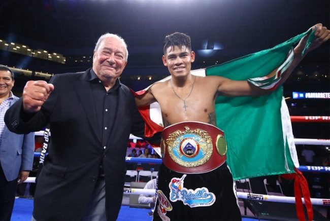 Emmanuel Vaquero Navarrete vencedor de Francisco de Vaca 2a defensa campeonato mundial súpergallo del CMB gkot 3 2 del 170819 en Los Ángeles con Bob Arum