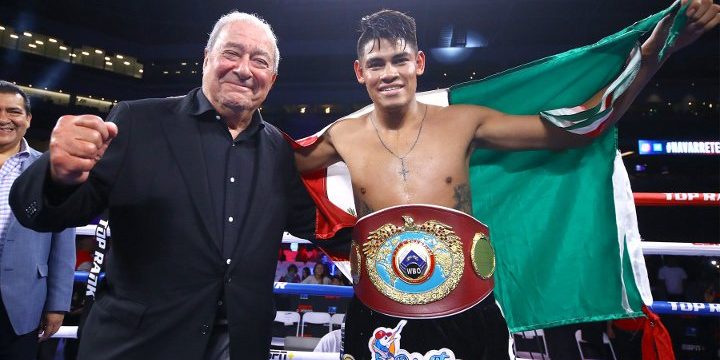 Emmanuel Vaquero Navarrete vencedor de Francisco de Vaca 2a defensa campeonato mundial súpergallo del CMB gkot 3 2 del 170819 en Los Ángeles con Bob Arum