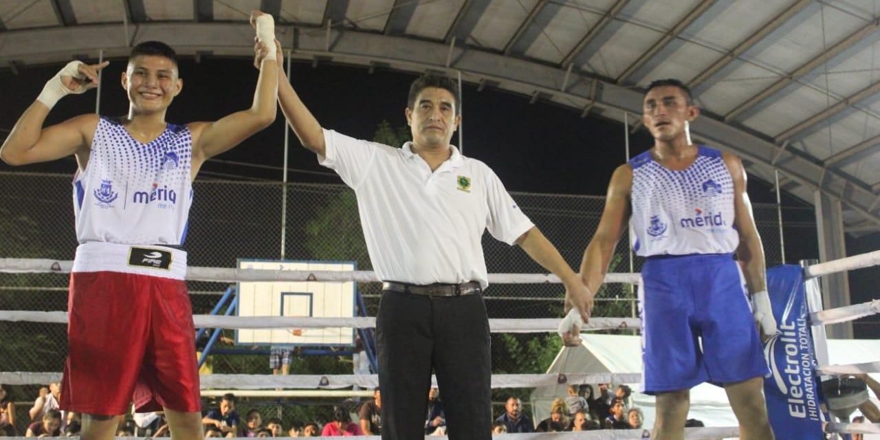Zaíd Yam vencedor de Ricardo Castillo grsc 2 del 111019 en colonia Serapio Rendón fecha XI toreo muniipal de boxeo con Carlos Pescado Sosa