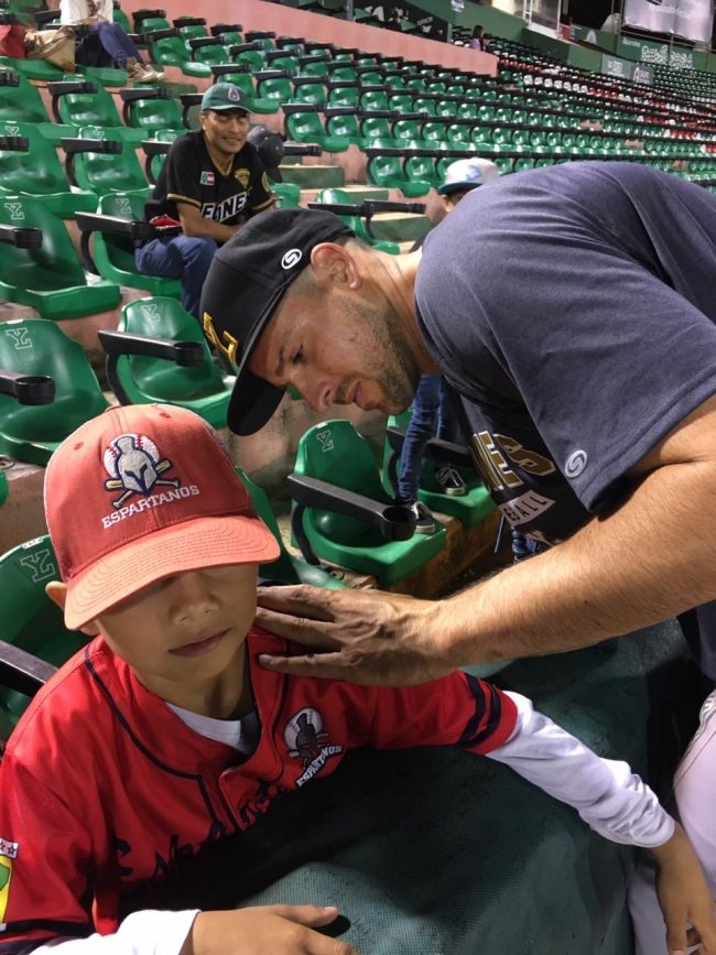 Alex Liddi dando autógrafo