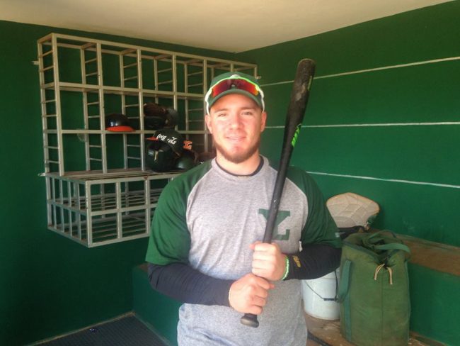 Esteban Pony Quiroz blandiendo bat en dugout de los Leones primer día en el equipo, inicio entrenamiento 2017 150317