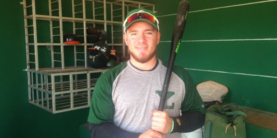 Esteban Pony Quiroz blandiendo bat en dugout de los Leones primer día en el equipo, inicio entrenamiento 2017 150317