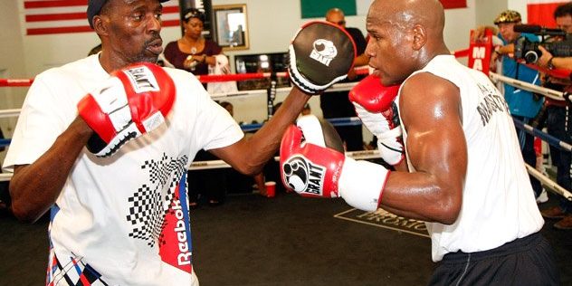 Floyd Mayweathr entrenando con su tío Roger Mayweather