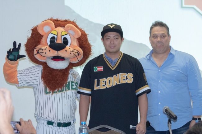 Hayato Takagi, firma de contrato con los Leones de Yucatán con David Cárdenas Cortés y Leonel el Coronel del 060320