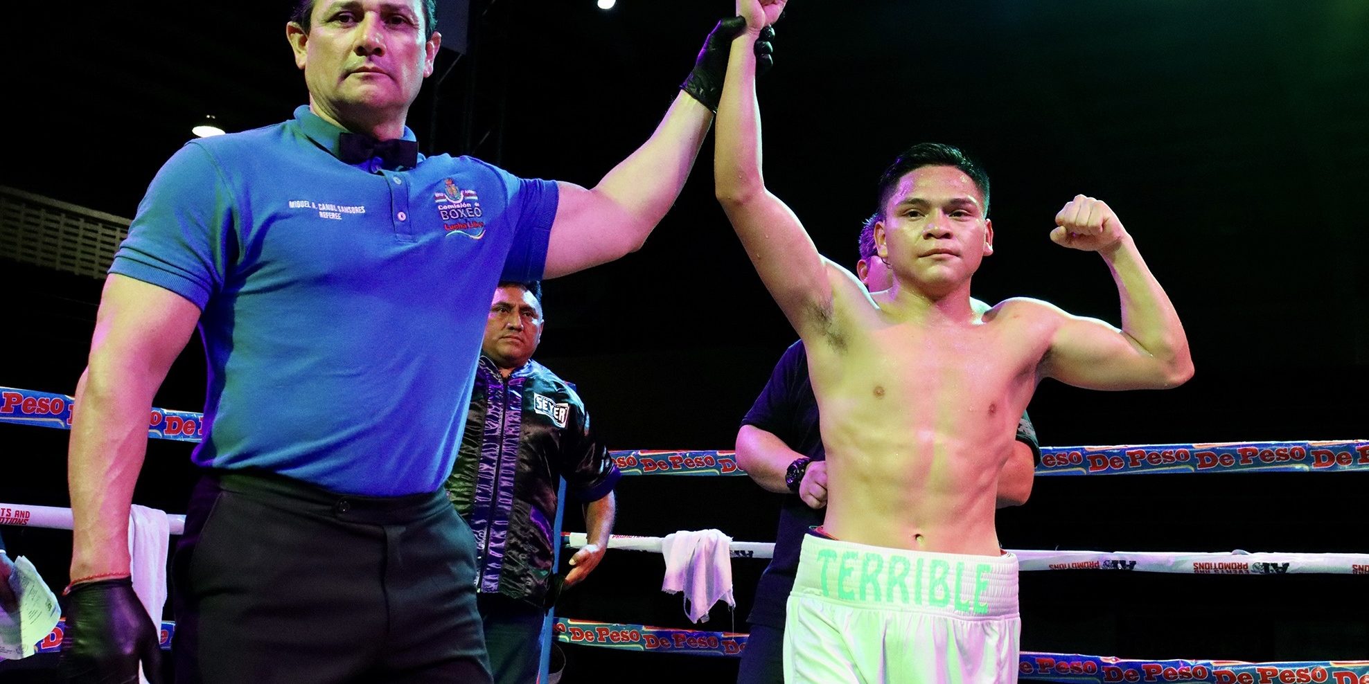 William Agresivo Puch vencedor de Abisaí Tlibán Palomo pelea de desquite gdu 8 del 140320 en Mérida, con réferi Miguel Canul