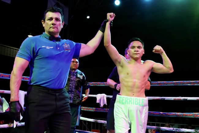 William Agresivo Puch vencedor de Abisaí Tlibán Palomo pelea de desquite gdu 8 del 140320 en Mérida, con réferi Miguel Canul