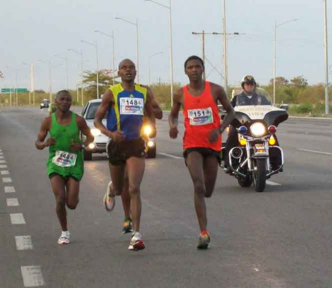 isaac waweru con otros africanos del 030612 maratón de la marina