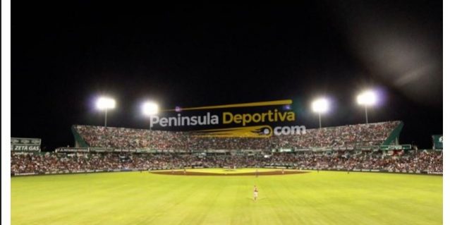 parque Kukulcán repleto postal desde jardín central con marca de agua