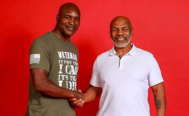 Mike Tyson y Evander Holyfield dándose la mano sonrientes