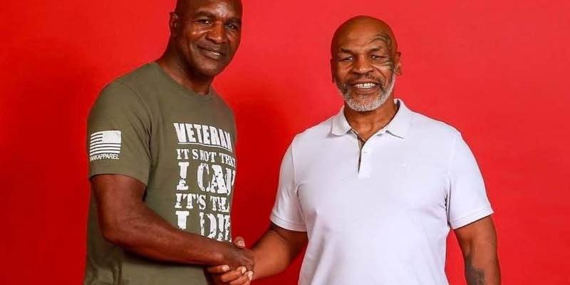 Mike Tyson y Evander Holyfield dándose la mano sonrientes