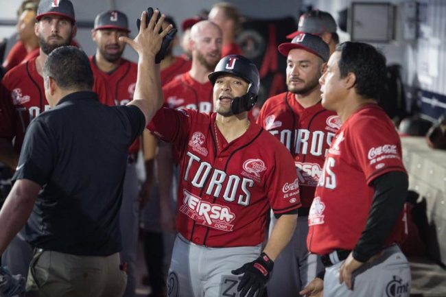 Toros de Tijuana vs. sultanes de Monterrey 1er juego de la temporaa 1er juego de la serie 3×2 del 030718 en Monterrey Gabriel Gutiérrez festeja jonrón