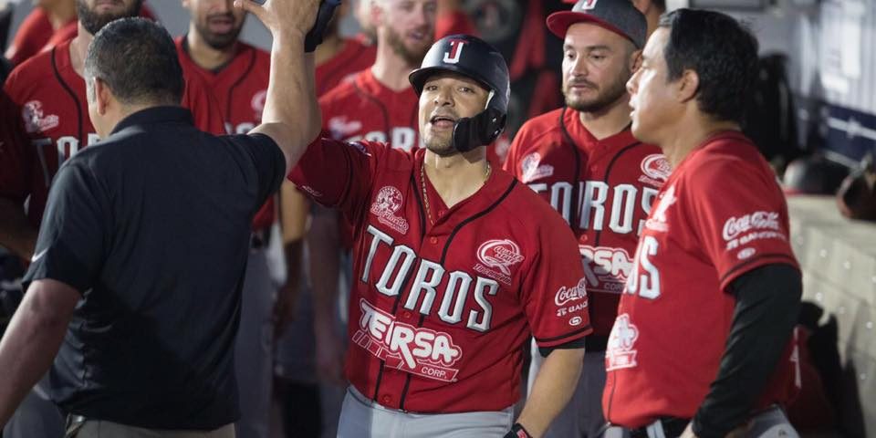Toros de Tijuana vs. sultanes de Monterrey 1er juego de la temporaa 1er juego de la serie 3×2 del 030718 en Monterrey Gabriel Gutiérrez festeja jonrón