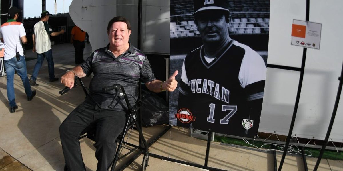 Carlos Paz sentado en silla especial