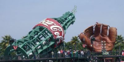 Coca Cola botella gigante en parque de béisbol