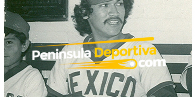 Nelson Barrera Romellón en dugout de los Diablos en parque del Seguro Social con marca de agua