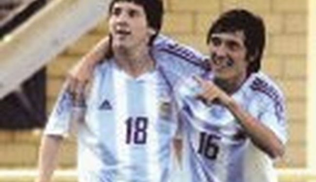 Neri Cardozo con Lionel Messi