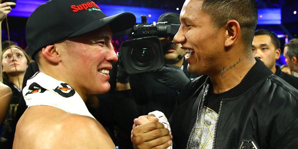 Óscar Valdez vencedor de Adam López gkot 7 del 301119 en Cosmopolitan Hotel de Las Vegas, saludando a Miguel Berchelt Óscar Valdez yMiguel Berchelt se saludan