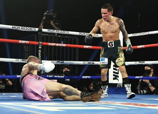 Óscar Valdez vs. Jayson Vélez gkot de 210720 en la Burbuja del MGM Grand de Las Vegas Óscar Valdez ve caer en la lona porr segunda vez a Jayson Vélez