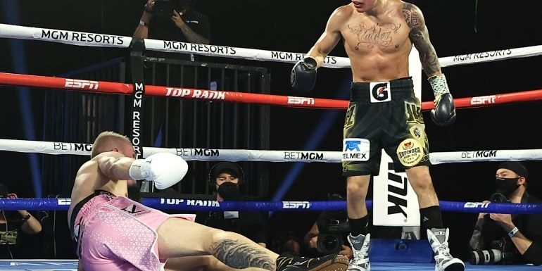 Óscar Valdez vs. Jayson Vélez gkot de 210720 en la Burbuja del MGM Grand de Las Vegas Óscar Valdez ve caer en la lona porr segunda vez a Jayson Vélez