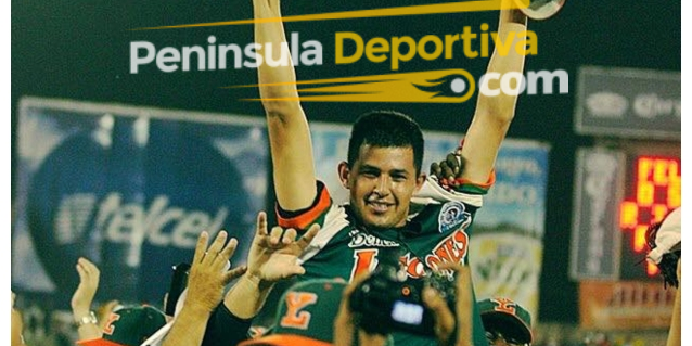 15 niversario juego perfecto, óscar Rivera izado en braos con marca de agua