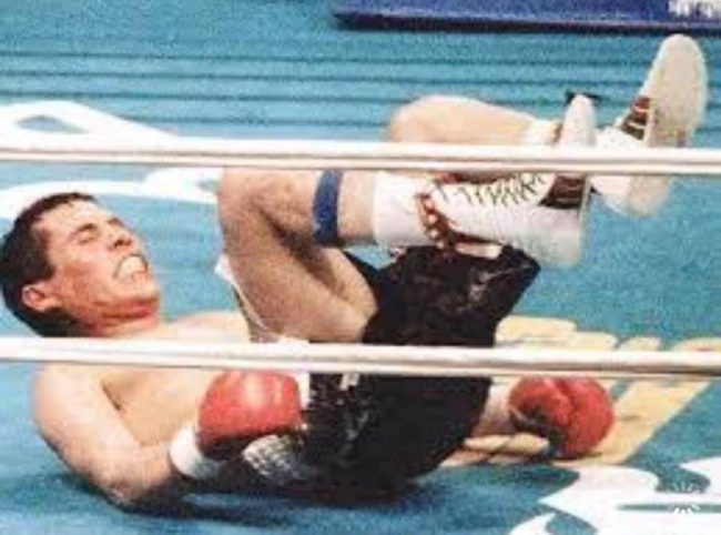 Frankie Randall vs. Julio César Chávez gd 12 del 290194 en Las Vegas, le quitó lo invicto y el campeonato mundial súperligero del CMB