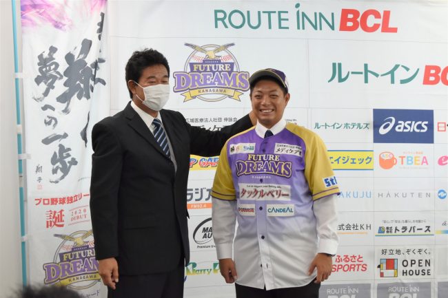 Hayato Takagi prsentado con los Future Dreams de Kanagawa del 040820