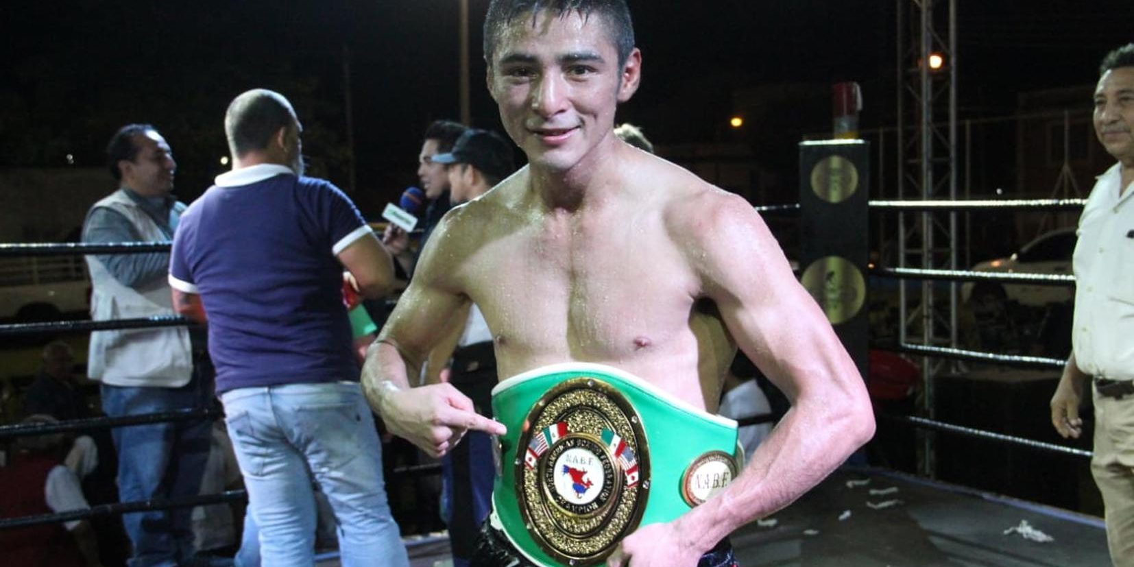 Miguel Joyita Herrera con cinturón de campeón mosca de la NABF