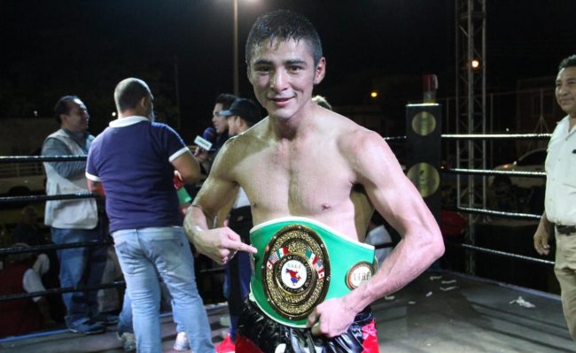 Miguel Joyita Herrera con cinturón de campeón mosca de la NABF