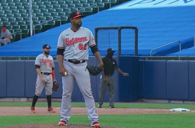 César Valdez 2a apertura con los Orioles de Baltimore, 1a victoria 4×3 sobre los Azulejos de Toronto del 310820 en Buffalo