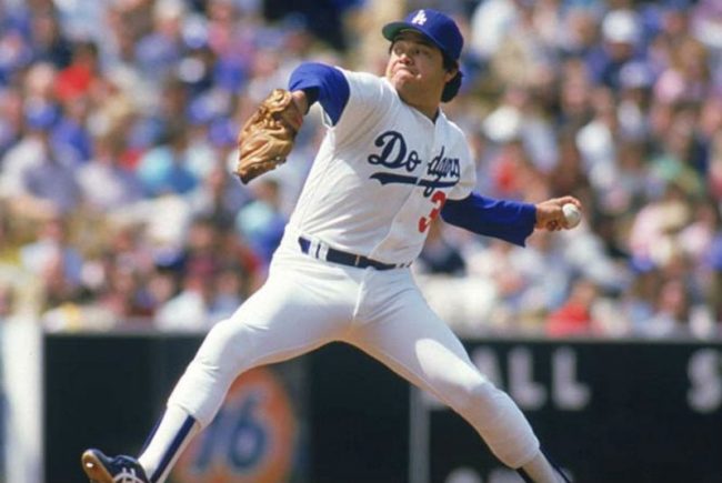 Fernando Valenzuela hacia el home plate con uniforme local de los Dodgers