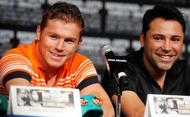 Saúl Canelo Álvarez con Óscar de La Hoya en presidium