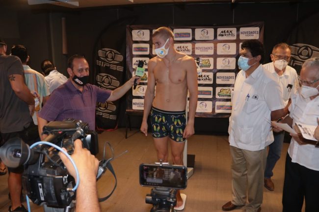 Serhii Bohachuk pesaje vs. Alejandro Pájaro Dávila 1 del 240920 en Hotel Ibis Galerías con Mario Vega Díaz, Santiago Basto Mejía, Manuel Nájera Palaviccini y Alejandro Torre Ramírez