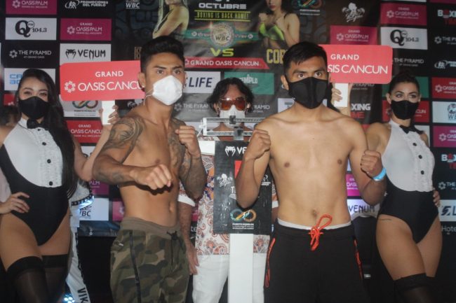 Alexis Peje Bastar izquierda pesaje vs. Israel Panchito Gasparillo 1 del 301020 en Cancún con José Alberto Pepe Gómez Álvarez