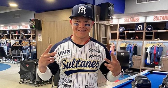 José Juan Aguilar con uniforme de los Sultanes de Monterrey