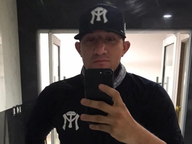 Julio Pérez Toledo con uniforme de los Sultanes de Monterrey (2)