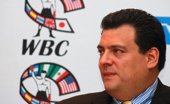 Mauricio Sulaimán foto con logo del CMB