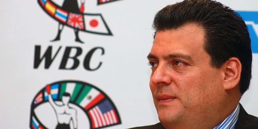 Mauricio Sulaimán foto con logo del CMB