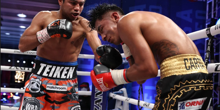 Román Chocolatito González vs. Israel González gdu 12 del 231020 retuvo campeonato mundial súpermosca AMB 2 del 231020 en la Ciudad de México.jpg
