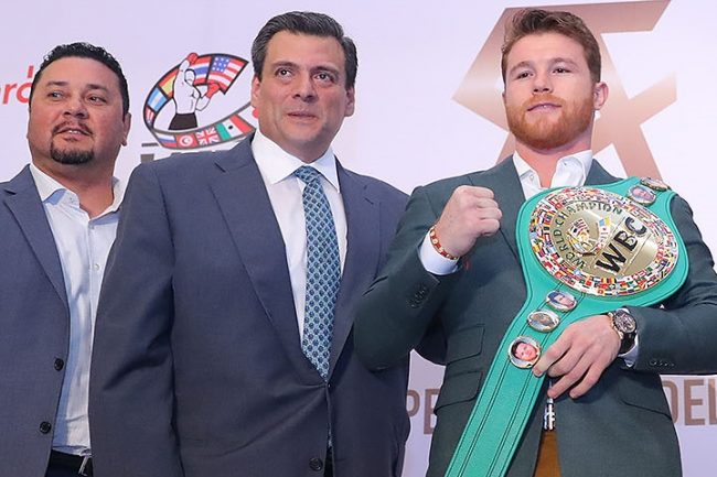 Saúl Canelo Álvarez con Mauricio Sulaimán y Eric Gómez