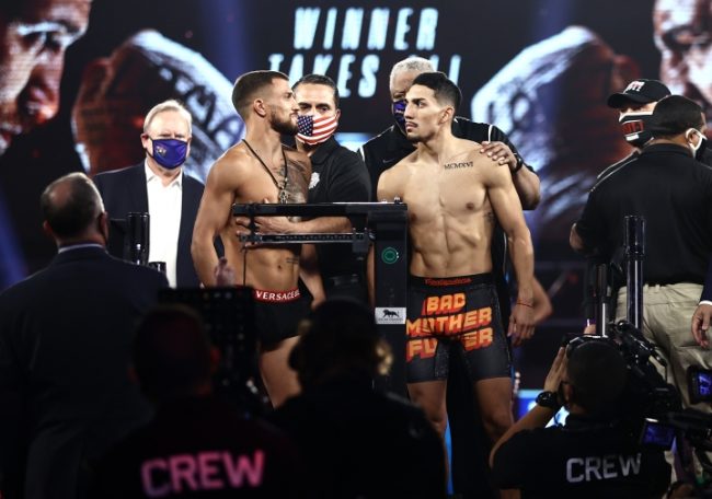 Vasily Lomachenko pesaje vs. Teófimo López 7 del 161020 en Las Vegas por campeonatos mundiales ligero AMB, OMB CMB, Sulaimán lo cambió de franquicia a absoluto despojando
