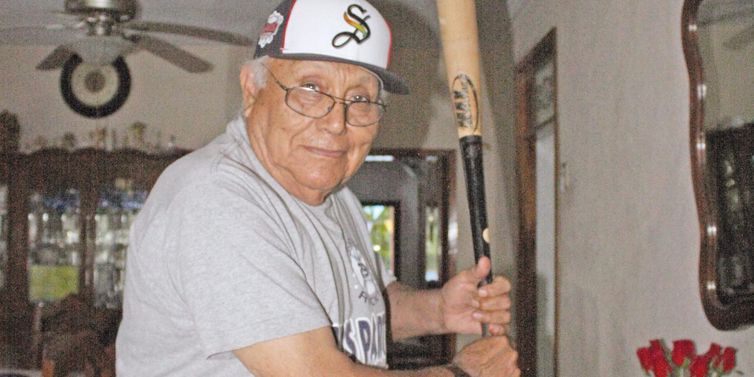 William Berzunza blandiendo bat en su casa foto de la verdad