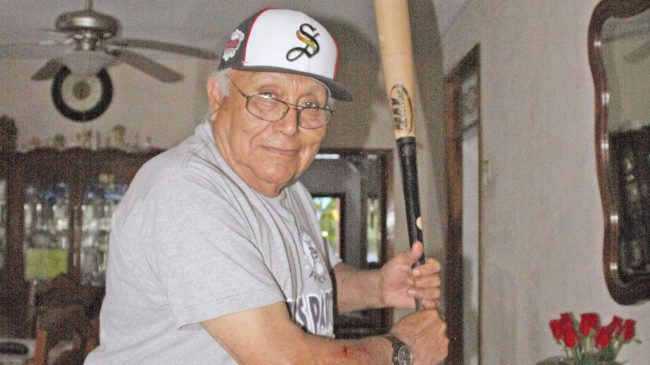 William Berzunza blandiendo bat en su casa foto de la verdad