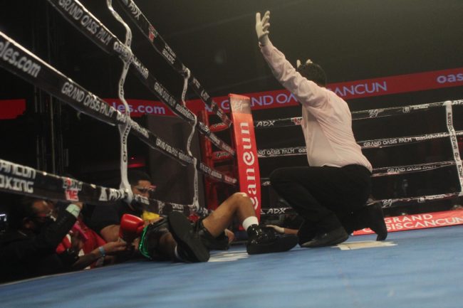 Alexis Peje Bastar vs. Israel Panchito Gasparillo gko 7 del 311020 en Cancún, réferi Javier Espinosa