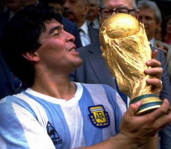 Diego Armando Maradona beso a la Copa Fifa del 290686 Estadio Azteca alrededor de las 14 20 horas (2)