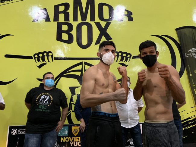 Elías Espadas pesaje vs. Dario Ferman del 061120 en Armor Box con Euberto Díaz Rivero