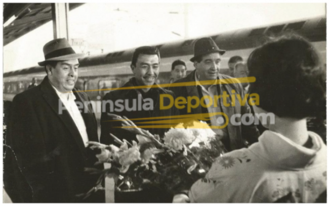 Guadalupe Lupe Serrano llegando a Japón con Guadalupe Lupe Sánchez y José Medel con marca de agua