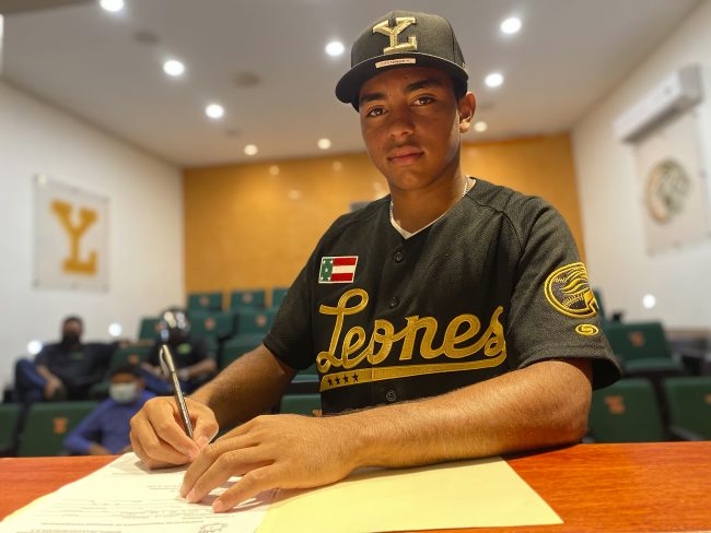 Guillermo Ramsés Esteris Chairez día de su firma con los Leones de Yucatán del 261120 en parque Kukulcán